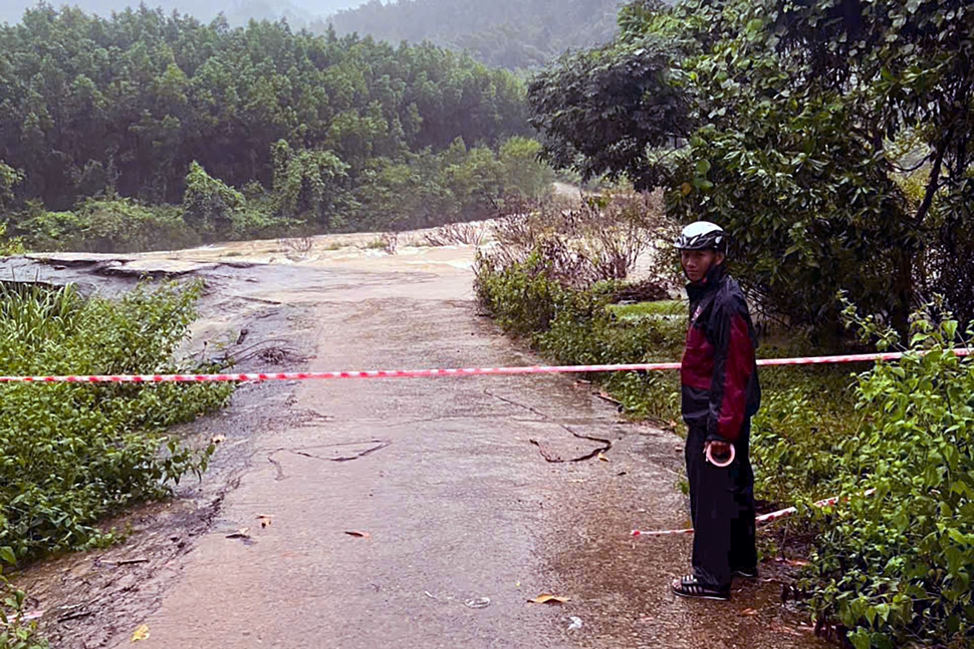 Mưa lớn dồn dập ở Khánh Hòa, nhiều hộ dân bị cô lập - Ảnh 2.