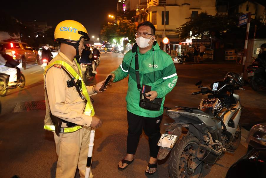 Hà Nội: CSGT Xử lý mạnh tay tài xế che biển số và dùng điện thọai khi lái xe - Ảnh 1. Hà Nội: CSGT Xử lý mạnh tay tài xế che biển số và dùng điện thọai khi lái xe - Ảnh 1.