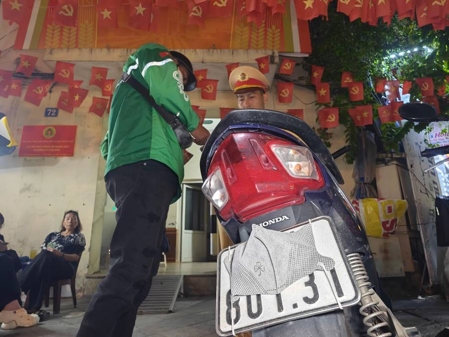 Hà Nội: CSGT Xử lý mạnh tay tài xế che biển số và dùng điện thọai khi lái xe - Ảnh 2. Hà Nội: CSGT Xử lý mạnh tay tài xế che biển số và dùng điện thọai khi lái xe - Ảnh 2.