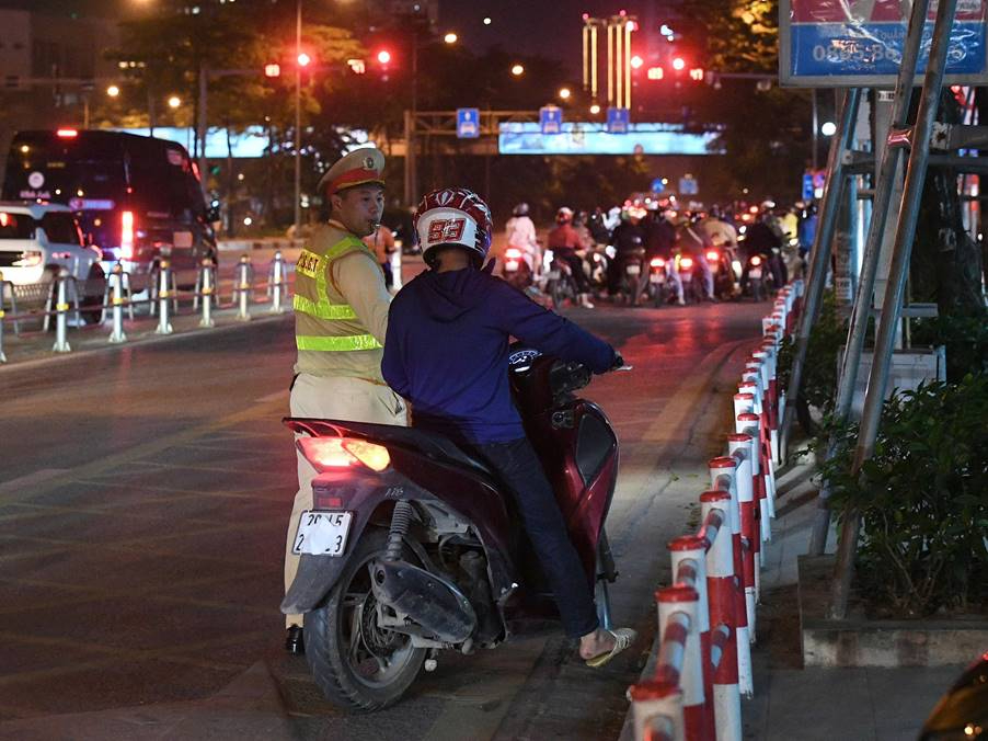 Hà Nội: CSGT Xử lý mạnh tay tài xế che biển số và dùng điện thọai khi lái xe - Ảnh 3. Hà Nội: CSGT Xử lý mạnh tay tài xế che biển số và dùng điện thọai khi lái xe - Ảnh 3.