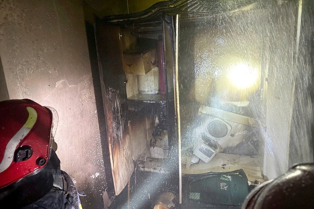 Cảnh sát giải cứu người phụ nữ mắc kẹt trong nhà 7 tầng đang cháy ở Hà Nội - Ảnh 1.