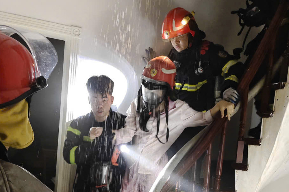 Cảnh sát giải cứu người phụ nữ mắc kẹt trong nhà 7 tầng đang cháy ở Hà Nội - Ảnh 2.