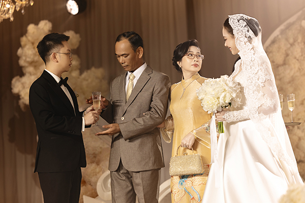 Đám cưới Á hậu Đặng Hoàng Tâm Như và chồng doanh nhân hơn - Ảnh 7. Đám cưới Á hậu Đặng Hoàng Tâm Như và chồng doanh nhân hơn - Ảnh 7.