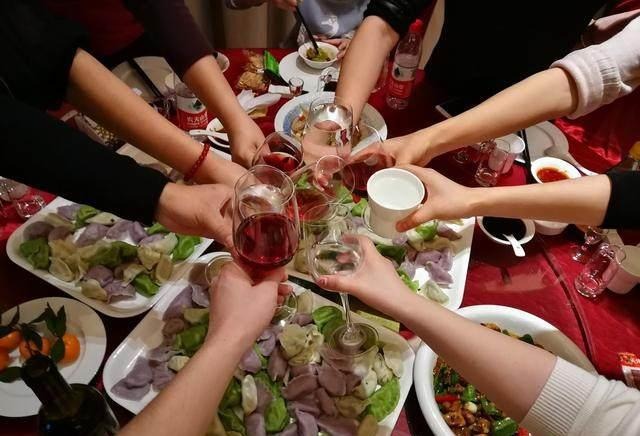 Họp lớp 25 năm, 20 người tái mặt vì hóa đơn bữa nhậu: Đi về đồng loạt rời nhóm - Ảnh 1. Họp lớp 25 năm, 20 người tái mặt vì hóa đơn bữa nhậu: Đi về đồng loạt rời nhóm - Ảnh 1.