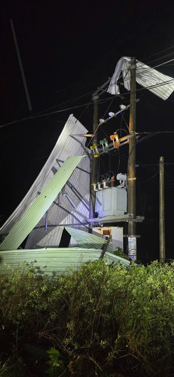 Kinh hoàng lốc xoáy càn quét lúc nửa đêm, hàng loạt nhà dân ở Đà Nẵng tốc mái, hư hỏng nặng - Ảnh 3. Kinh hoàng lốc xoáy càn quét lúc nửa đêm, hàng loạt nhà dân ở Đà Nẵng tốc mái, hư hỏng nặng - Ảnh 3.