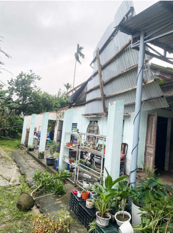 Kinh hoàng lốc xoáy càn quét lúc nửa đêm, hàng loạt nhà dân ở Đà Nẵng tốc mái, hư hỏng nặng - Ảnh 6. Kinh hoàng lốc xoáy càn quét lúc nửa đêm, hàng loạt nhà dân ở Đà Nẵng tốc mái, hư hỏng nặng - Ảnh 6.