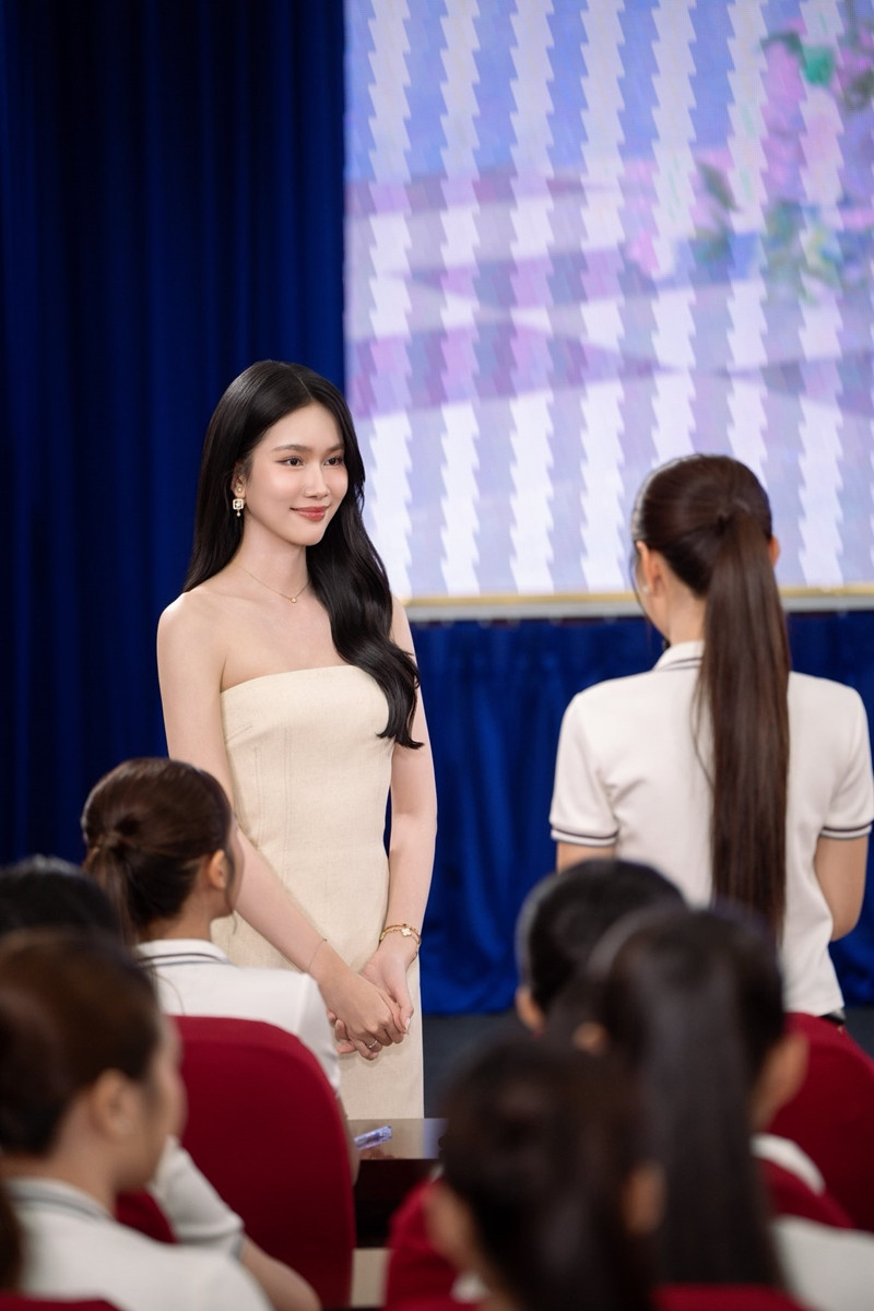 3 'cô giáo hoa hậu' lần hiếm hoi tiết lộ thu nhập so với showbiz - Ảnh 1.