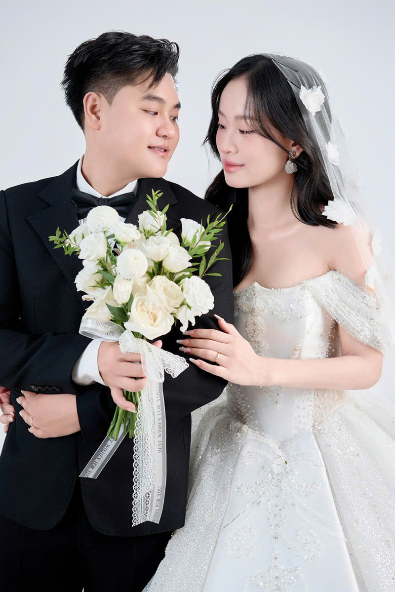 Đám cưới 'nhiều nhầm lẫn' của cặp đôi hàng xóm, nhà cách nhau 10m ở Hà Nội - Ảnh 2.