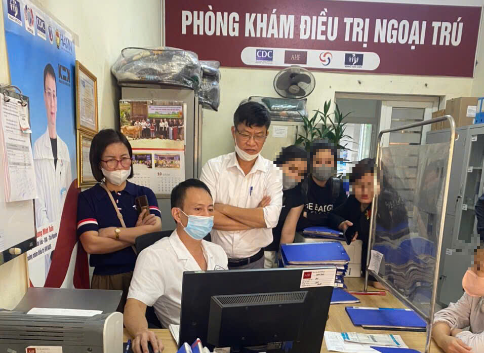 Chuyện về người bác sĩ hơn hai thập kỷ chạy đua với 'tử thần' giữ lại từng sinh mạng bệnh nhân HIV - Ảnh 4. Chuyện về người bác sĩ hơn hai thập kỷ chạy đua với 'tử thần' giữ lại từng sinh mạng bệnh nhân HIV - Ảnh 4.