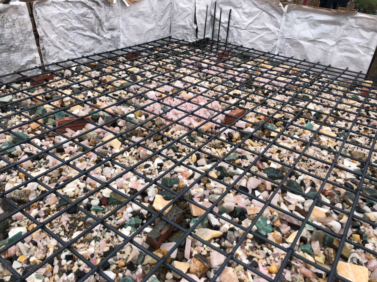 Vợ chồng Mạnh Trường rải đá thạch anh cho phong thủy biệt thự mới - Ảnh 8.