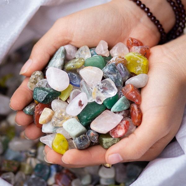 Vợ chồng Mạnh Trường rải đá thạch anh cho phong thủy biệt thự mới - Ảnh 10.