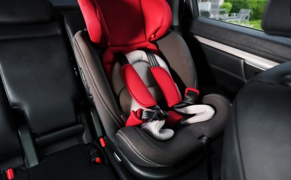 Cục Cảnh sát giao thông thông tin quy định về thiết bị an toàn cho trẻ dưới 10 tuổi và cao dưới 1,35m trên ô tô - Ảnh 1.