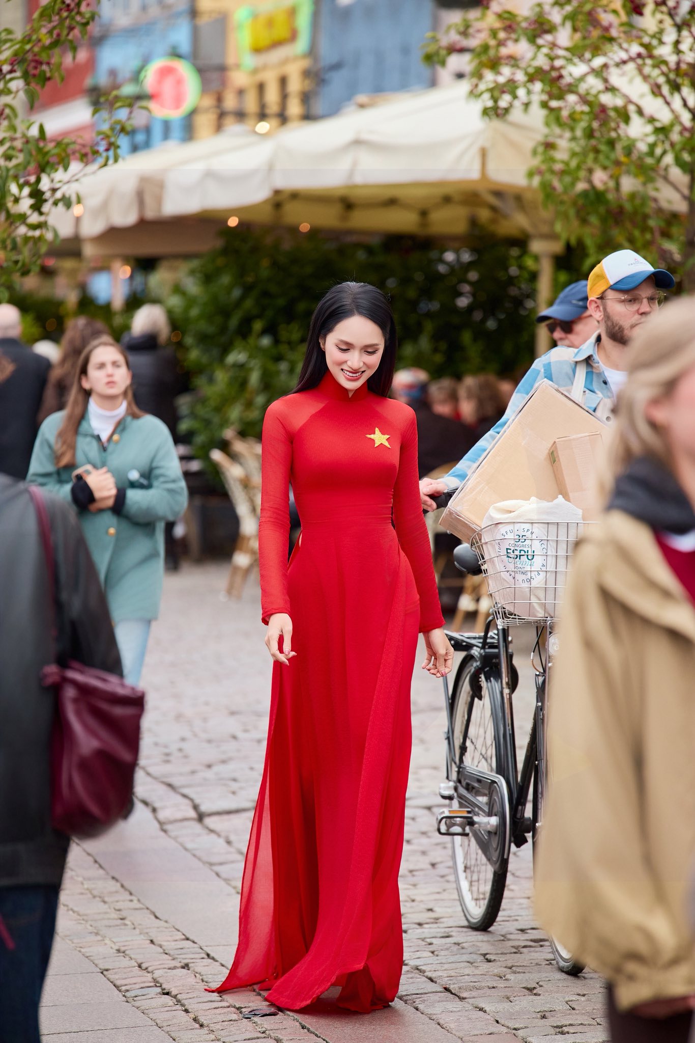 Hương Giang gây bất ngờ với trang phục dân tộc tại Miss Universe 2025 - Ảnh 6.