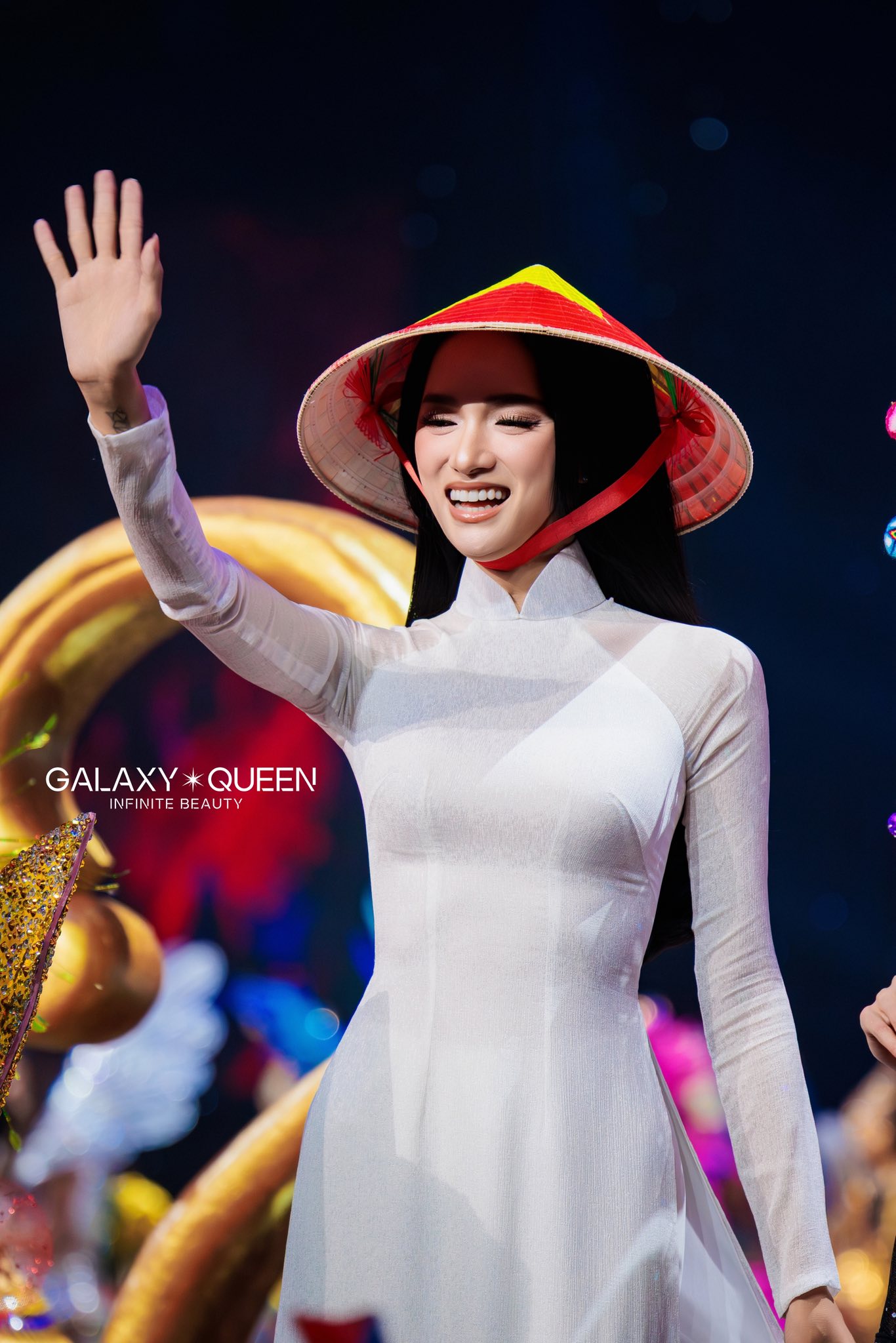 Hương Giang tỏa sáng trong tà áo dài trắng tại Miss Universe 2025 - Ảnh 8. Hương Giang tỏa sáng trong tà áo dài trắng tại Miss Universe 2025 - Ảnh 8.