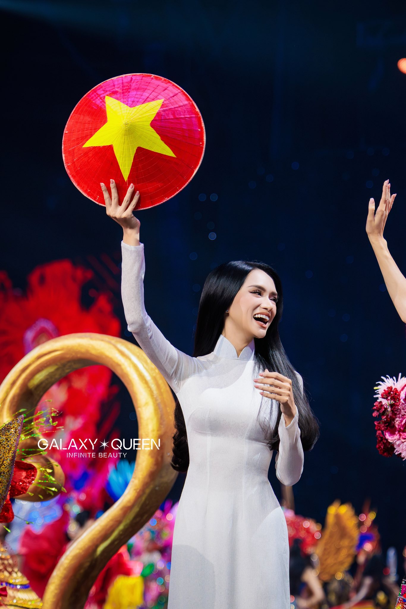 Hương Giang tỏa sáng trong tà áo dài trắng tại Miss Universe 2025 - Ảnh 5. Hương Giang tỏa sáng trong tà áo dài trắng tại Miss Universe 2025 - Ảnh 5.
