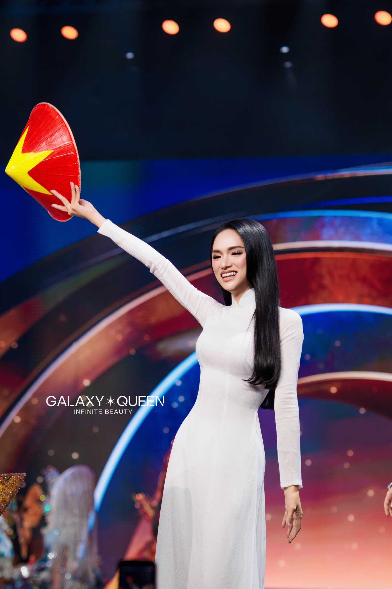 Hương Giang tỏa sáng trong tà áo dài trắng tại Miss Universe 2025 - Ảnh 9. Hương Giang tỏa sáng trong tà áo dài trắng tại Miss Universe 2025 - Ảnh 9.