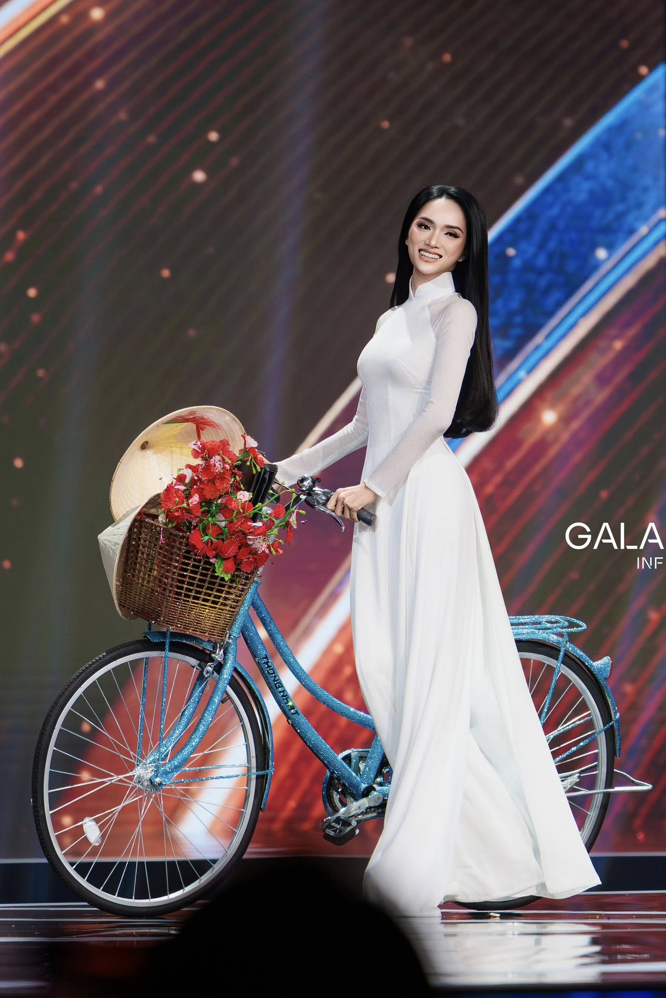 Hương Giang tỏa sáng trong tà áo dài trắng tại Miss Universe 2025 - Ảnh 2. Hương Giang tỏa sáng trong tà áo dài trắng tại Miss Universe 2025 - Ảnh 2.