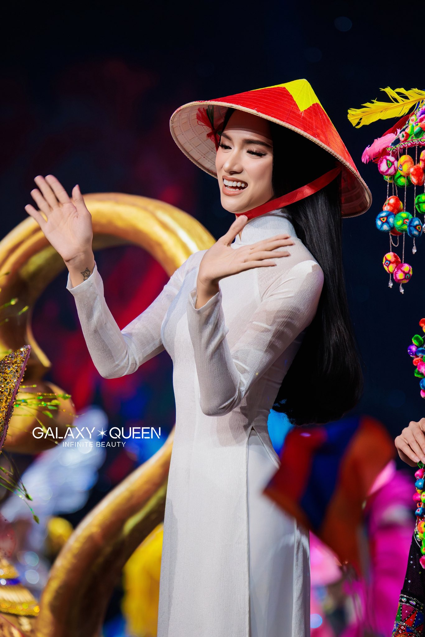 Hương Giang tỏa sáng trong tà áo dài trắng tại Miss Universe 2025 - Ảnh 7. Hương Giang tỏa sáng trong tà áo dài trắng tại Miss Universe 2025 - Ảnh 7.