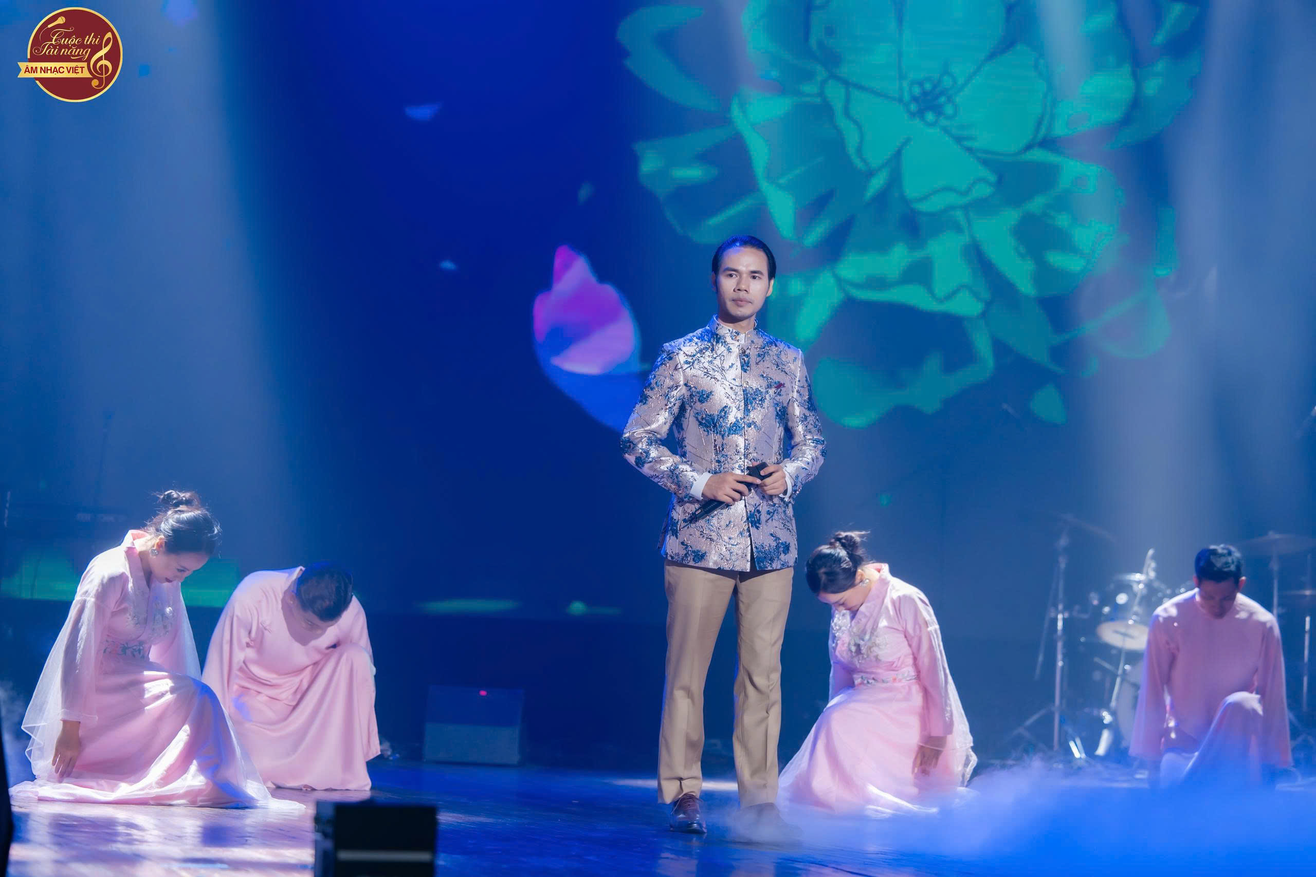 Nam Giám đốc lọt Chung kết Tiếng hát Việt toàn cầu 2025: Hóa ra từng ẵm giải Quán quân một cuộc thi âm nhạc! - Ảnh 2. Nam Giám đốc lọt Chung kết Tiếng hát Việt toàn cầu 2025: Hóa ra từng ẵm giải Quán quân một cuộc thi âm nhạc! - Ảnh 2.