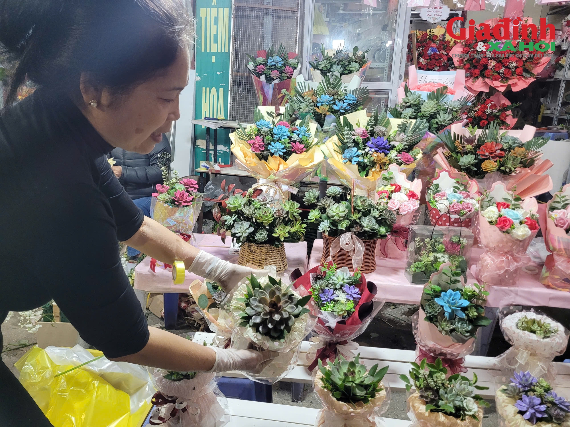 Sen đá giá từ 80 . 000 Đồng được phụ huynh và học sinh săn lùng làm quà tặng thầy cô - Ảnh 3.