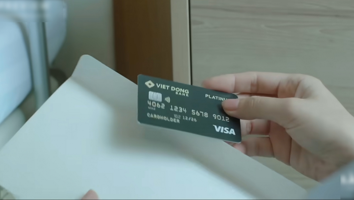 Phó viện trưởng Hồng Thu phát hiện thẻ đen bí ẩn trong ngăn kéo của chồng - Ảnh 2.