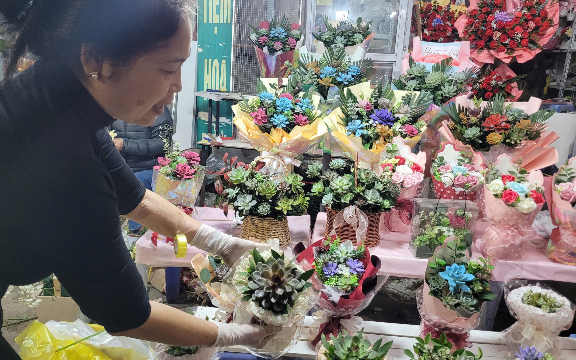 Học sinh Hà Nội tri ân thầy cô đã khuất với lễ vật và lòng biết ơn sâu sắc - Ảnh 12.