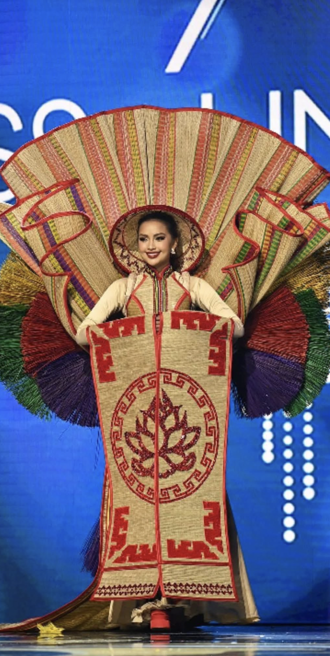 Hương Giang gây bất ngờ với trang phục dân tộc tại Miss Universe 2025 - Ảnh 12.