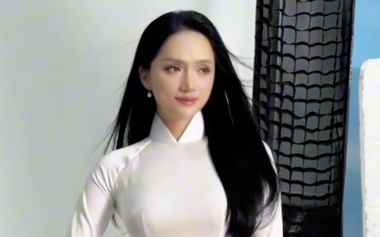 Hương Giang tỏa sáng trong tà áo dài trắng tại Miss Universe 2025 - Ảnh 1. Hương Giang tỏa sáng trong tà áo dài trắng tại Miss Universe 2025 - Ảnh 1.