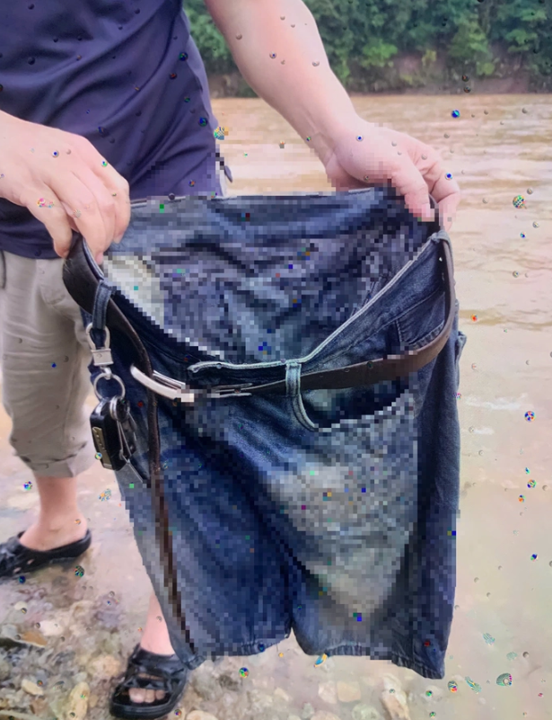 Cận cảnh tìm thấy nhiều vật dụng cá nhân của tài xế xe đầu kéo mất tích ở Quảng Trị - Ảnh 1. Cận cảnh tìm thấy nhiều vật dụng cá nhân của tài xế xe đầu kéo mất tích ở Quảng Trị - Ảnh 1.