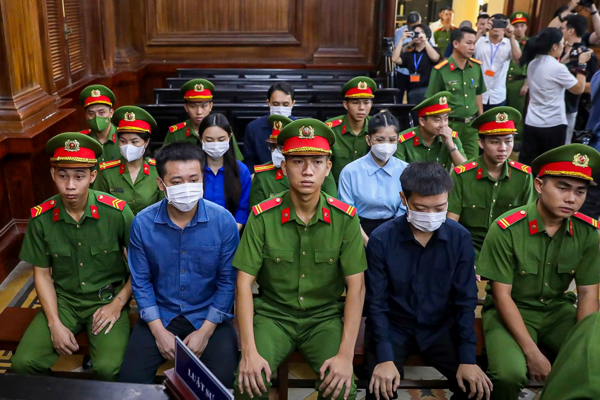 Hình ảnh hoa hậu Thùy Tiên, Hằng Du Mục, Quang Linh Vlogs tại phiên tòa - Ảnh 1.