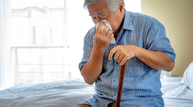 Cú tát của tuổi già: Hai con giàu có tính từng đồng, đứa nghèo nhất từng bị tôi ruồng bỏ lại hy sinh vì cha - Ảnh 1.