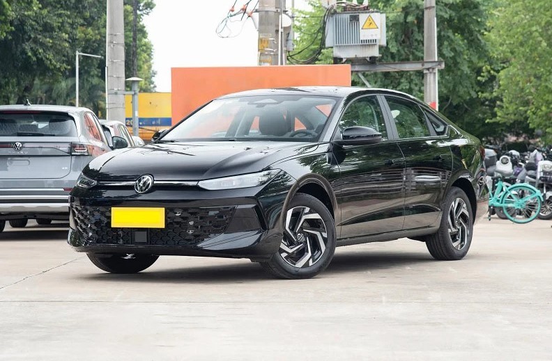 Trải nghiệm sedan hạng C giá 329 triệu đồng thiết kế sánh ngang Mazda3, rẻ hơn Kia Morning, Hyundai Grand i10 - Ảnh 2. Trải nghiệm sedan hạng C giá 329 triệu đồng thiết kế sánh ngang Mazda3, rẻ hơn Kia Morning, Hyundai Grand i10 - Ảnh 2.