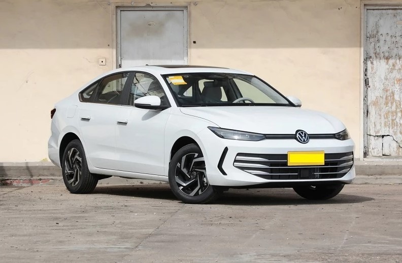 Trải nghiệm sedan hạng C giá 329 triệu đồng thiết kế sánh ngang Mazda3, rẻ hơn Kia Morning, Hyundai Grand i10 - Ảnh 3. Trải nghiệm sedan hạng C giá 329 triệu đồng thiết kế sánh ngang Mazda3, rẻ hơn Kia Morning, Hyundai Grand i10 - Ảnh 3.