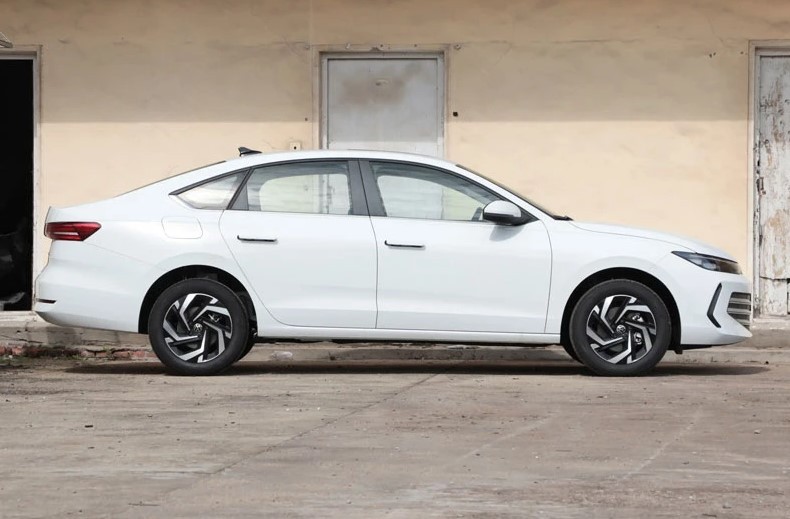 Trải nghiệm sedan hạng C giá 329 triệu đồng thiết kế sánh ngang Mazda3, rẻ hơn Kia Morning, Hyundai Grand i10 - Ảnh 4. Trải nghiệm sedan hạng C giá 329 triệu đồng thiết kế sánh ngang Mazda3, rẻ hơn Kia Morning, Hyundai Grand i10 - Ảnh 4.