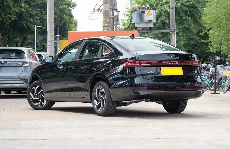 Trải nghiệm sedan hạng C giá 329 triệu đồng thiết kế sánh ngang Mazda3, rẻ hơn Kia Morning, Hyundai Grand i10 - Ảnh 5. Trải nghiệm sedan hạng C giá 329 triệu đồng thiết kế sánh ngang Mazda3, rẻ hơn Kia Morning, Hyundai Grand i10 - Ảnh 5.