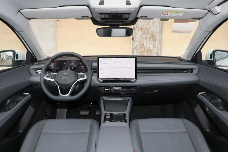 Trải nghiệm sedan hạng C giá 329 triệu đồng thiết kế sánh ngang Mazda3, rẻ hơn Kia Morning, Hyundai Grand i10 - Ảnh 6. Trải nghiệm sedan hạng C giá 329 triệu đồng thiết kế sánh ngang Mazda3, rẻ hơn Kia Morning, Hyundai Grand i10 - Ảnh 6.