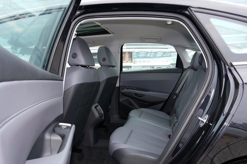 Trải nghiệm sedan hạng C giá 329 triệu đồng thiết kế sánh ngang Mazda3, rẻ hơn Kia Morning, Hyundai Grand i10 - Ảnh 7. Trải nghiệm sedan hạng C giá 329 triệu đồng thiết kế sánh ngang Mazda3, rẻ hơn Kia Morning, Hyundai Grand i10 - Ảnh 7.