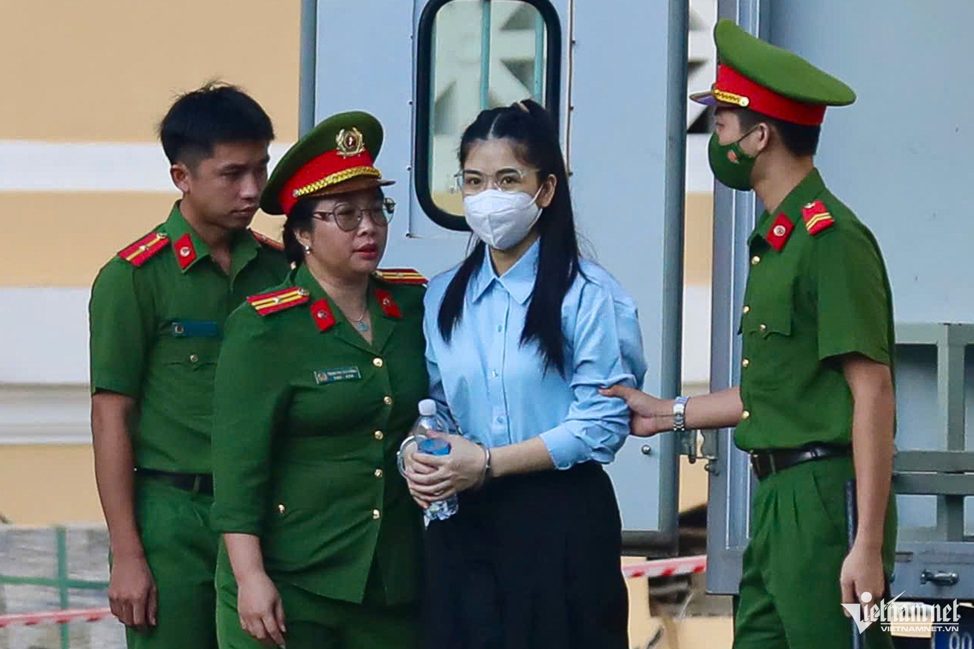 Hình ảnh hoa hậu Thùy Tiên, Hằng Du Mục, Quang Linh Vlogs tại phiên tòa - Ảnh 3.