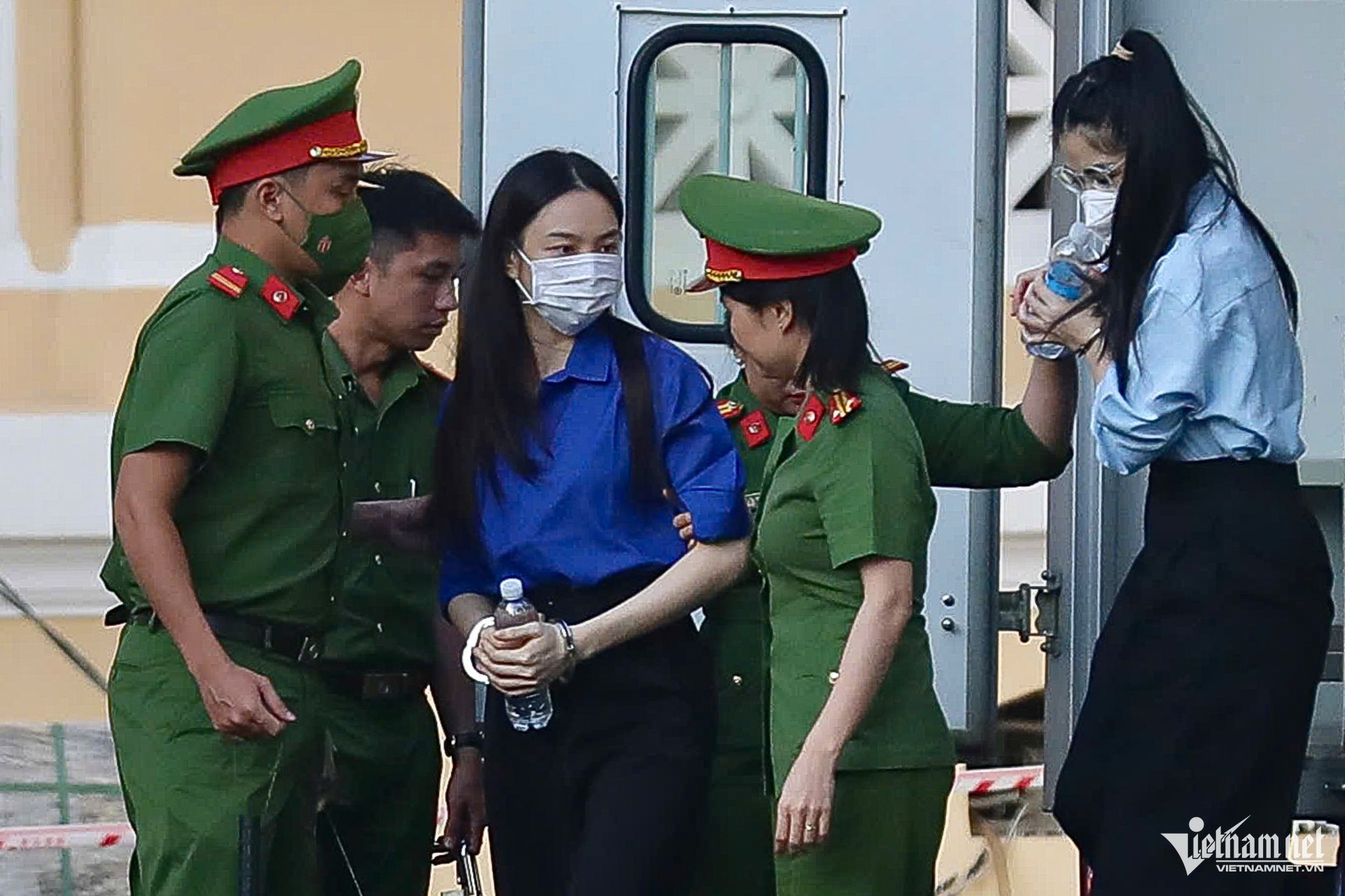 Hình ảnh hoa hậu Thùy Tiên, Hằng Du Mục, Quang Linh Vlogs tại phiên tòa - Ảnh 2.