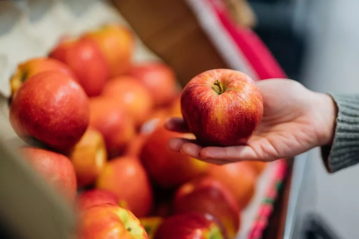 0close-up-shot-of-woman-shopping-fresh-organic-fruits-in-supermarket-1-08315348-1762091707604-17620917079891644937599.jpeg