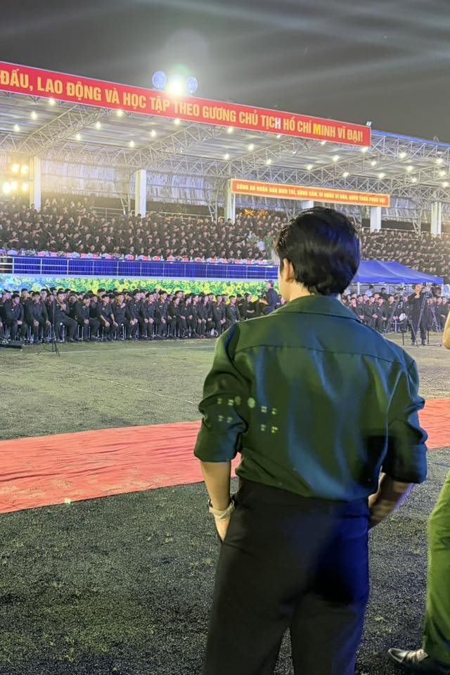 Nhạc sĩ Nguyễn Văn Chung gây chú ý với giải thưởng và khoảnh khắc hài hước - Ảnh 3. Nhạc sĩ Nguyễn Văn Chung gây chú ý với giải thưởng và khoảnh khắc hài hước - Ảnh 3.