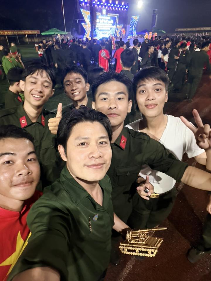 Nhạc sĩ Nguyễn Văn Chung gây chú ý với giải thưởng và khoảnh khắc hài hước - Ảnh 2. Nhạc sĩ Nguyễn Văn Chung gây chú ý với giải thưởng và khoảnh khắc hài hước - Ảnh 2.