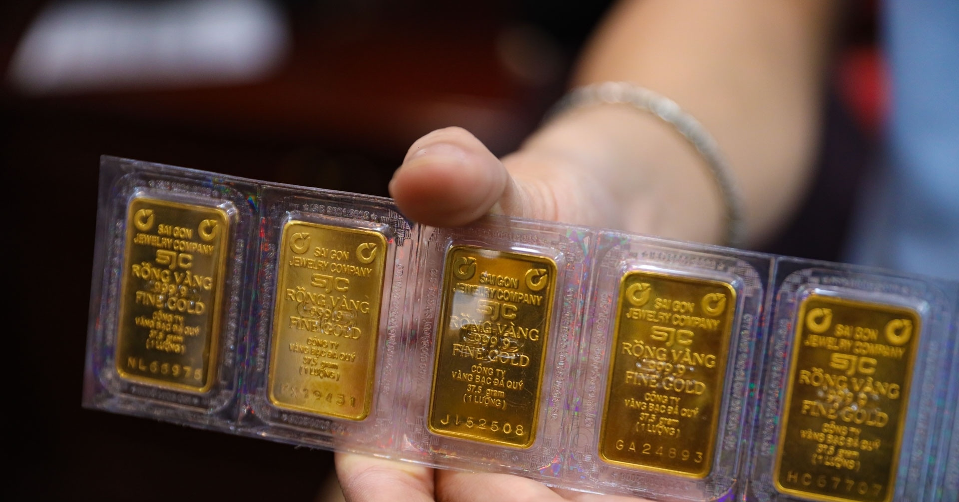 Giá vàng hôm nay 2/11/2025: Giảm sâu, người "lướt sóng" lỗ nặng