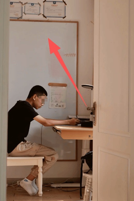 Bức ảnh phòng con trai tuổi dậy thì gây tranh cãi trong gia đình hạnh phúc - Ảnh 2. Bức ảnh phòng con trai tuổi dậy thì gây tranh cãi trong gia đình hạnh phúc - Ảnh 2.