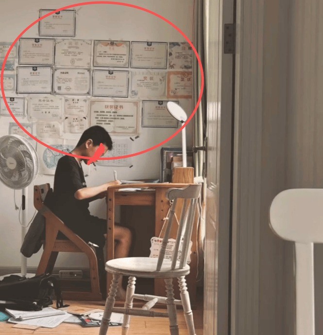 Bức ảnh phòng con trai tuổi dậy thì gây tranh cãi trong gia đình hạnh phúc - Ảnh 1. Bức ảnh phòng con trai tuổi dậy thì gây tranh cãi trong gia đình hạnh phúc - Ảnh 1.