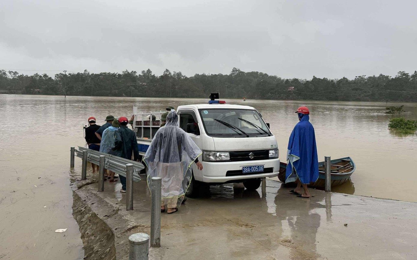 Rơi xuống biển tử vong khi đi kiểm tra thuyền - Ảnh 2. Rơi xuống biển tử vong khi đi kiểm tra thuyền - Ảnh 2.