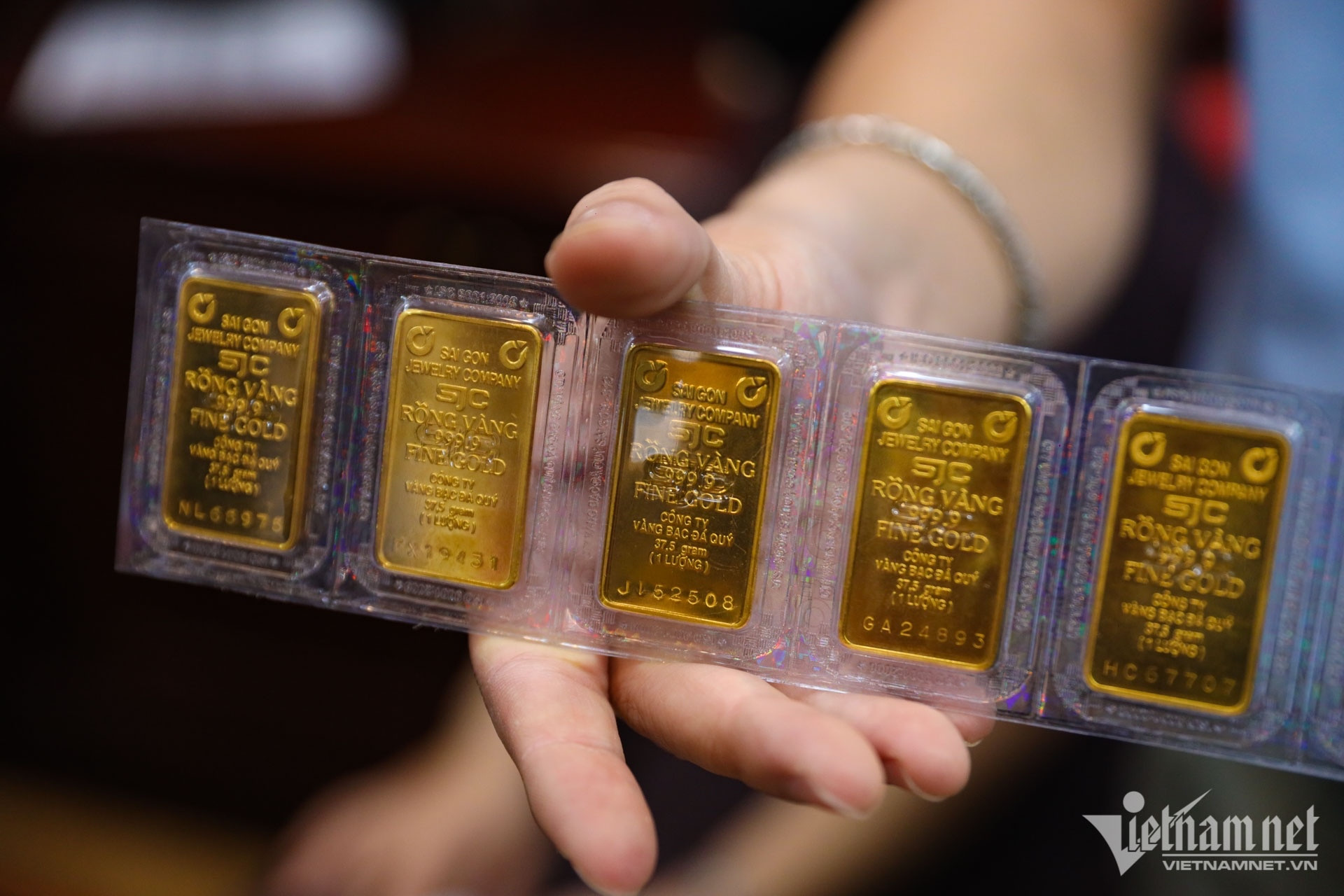 Giá vàng hôm nay 2 / 11 / 2025 giảm sâu , người lướt sóng lỗ nặng - Ảnh 1. Giá vàng hôm nay 2 / 11 / 2025 giảm sâu , người lướt sóng lỗ nặng - Ảnh 1.