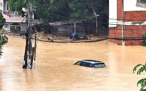 Mưa lũ miền Trung khiến 41 người chết, hơn 50 nghìn ngôi nhà chìm trong nước