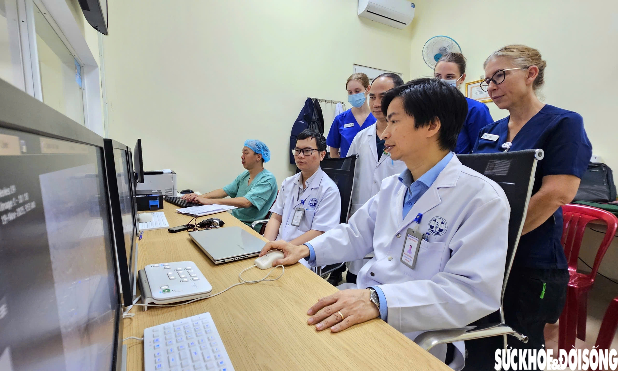 Giáo sư trẻ nhất ngành Y 2025: 'Kiến thức có thể thay đổi nhưng y đức phải luôn vẹn nguyên'- Ảnh 2.