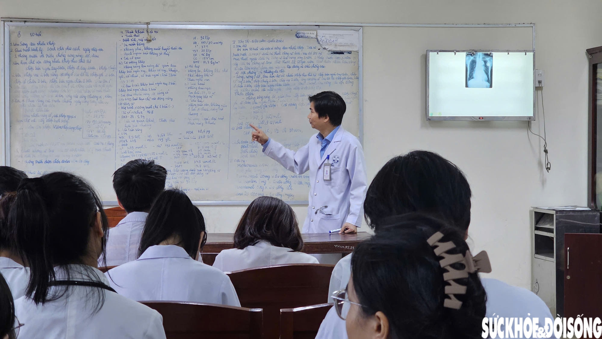 Giáo sư trẻ nhất ngành Y 2025: 'Kiến thức có thể thay đổi nhưng y đức phải luôn vẹn nguyên'- Ảnh 5.